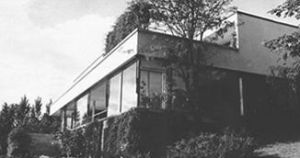 Brno, Tugendhat House, 1928-30, Ludwig Mies van der Rohe. The lush vegetation on the facades is part of the artistic conception of Mies van der Rohe, aiming to a visual continuum between interior and exterior space. Photo Fritz Tugendhat, arr. 1934.